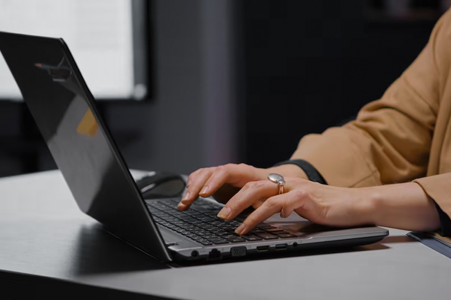 Руки человека, работающего за ноутбуком