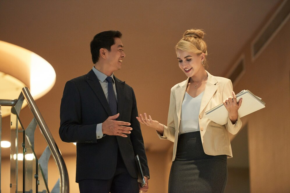 Мужчина и женщина спускаются по лестнице