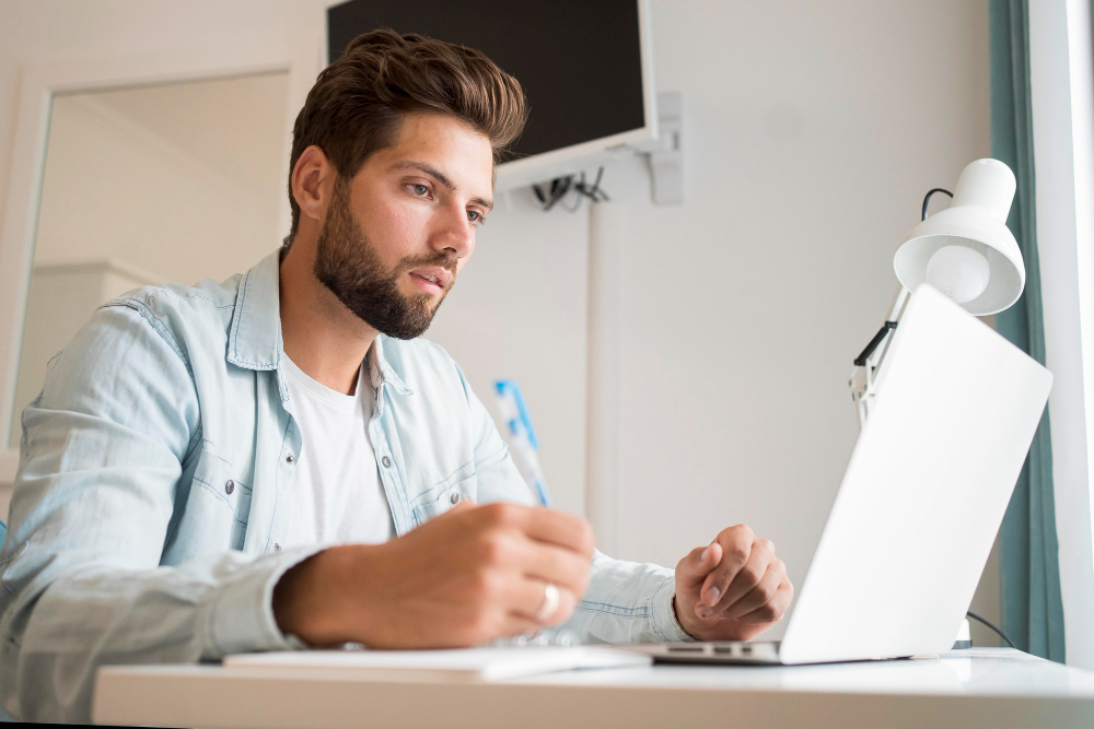 Мужчина проходит курс по QA