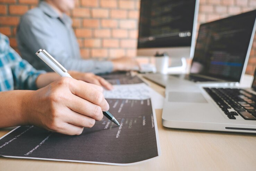 Стол с компьютерами и кодом Python