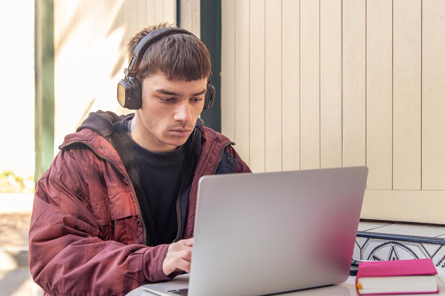 Мужчина программирует на Python