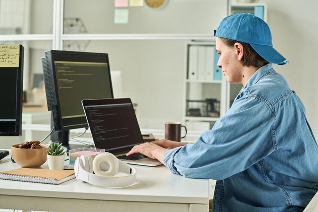 Девушка изучает библиотеки в Python