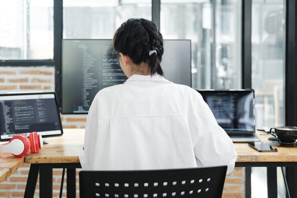 Девушка проверяет элемент в списке Python