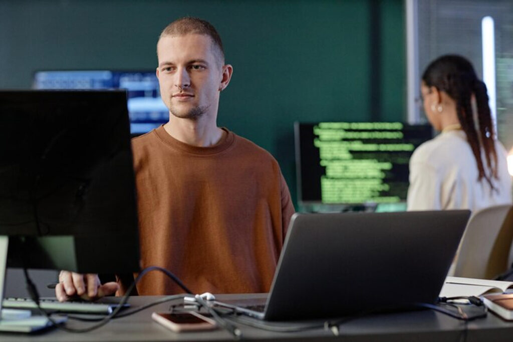 Мужчина создает список с числами в Python