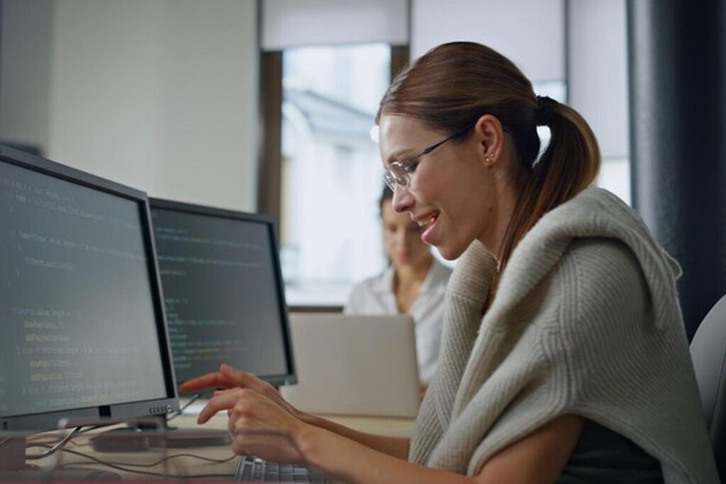 Девушка в очках программирует на Python