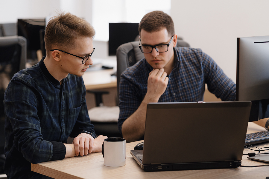 Разработчики смотрят на подзадачу в Jira