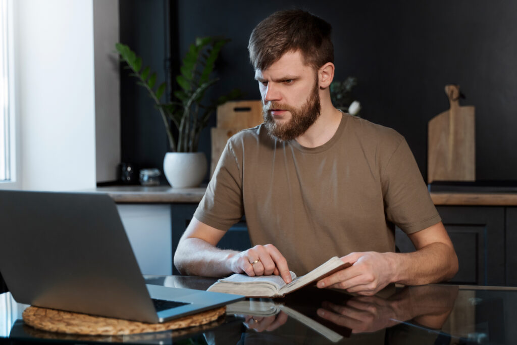 Мужчина программирует