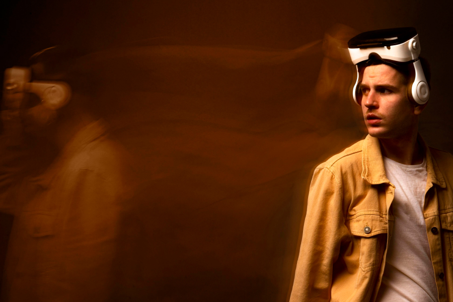 Мужчина использует искусственный интеллект