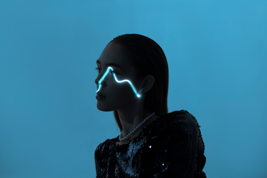 Девушка использует нейросеть для генерации