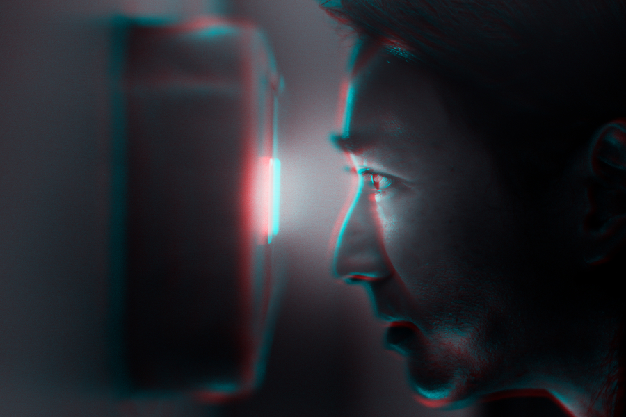 Нейросеть распознаёт лицо мужчины