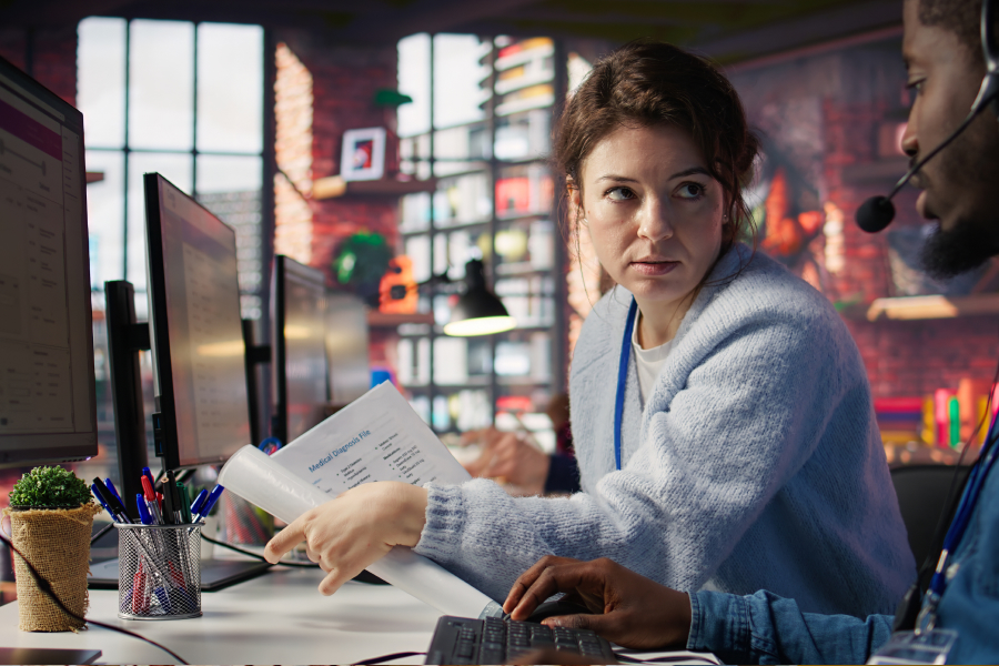 Мужчина и женщина разбирают типы инициализации