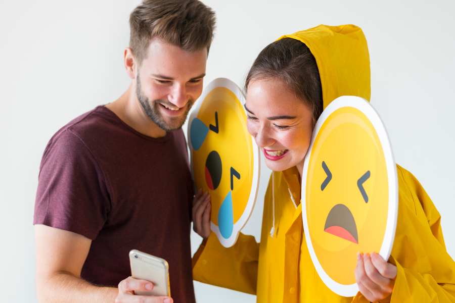 Мужчина показывает женщине сущность лояльности