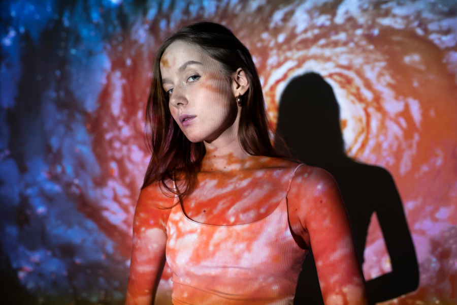 Женщина изучает фрактал