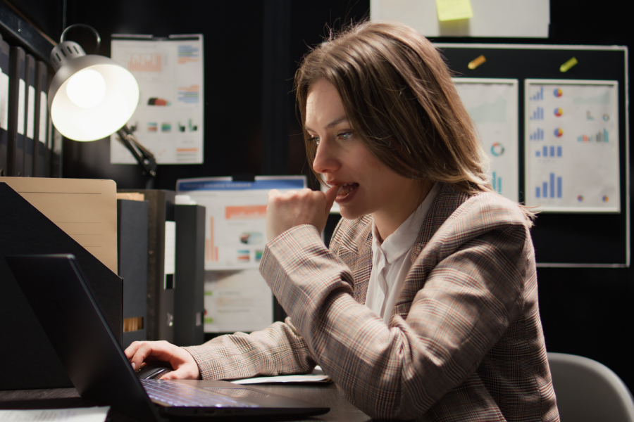 Женщина занимается нормализацией данных