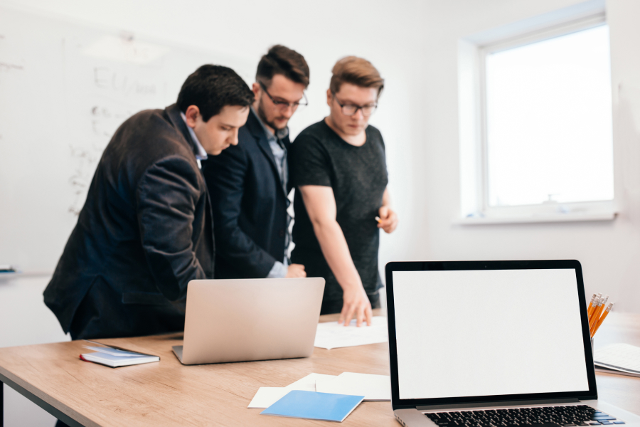 Мужчины проверяют способы CMD Windows