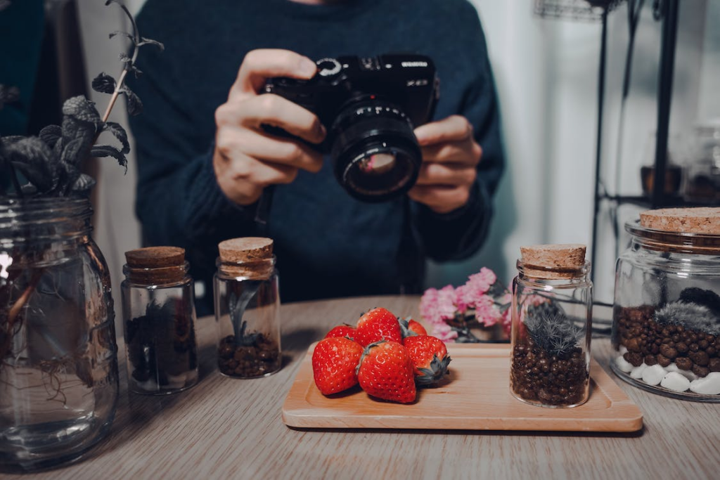 Мужчина фотографирует клубнику