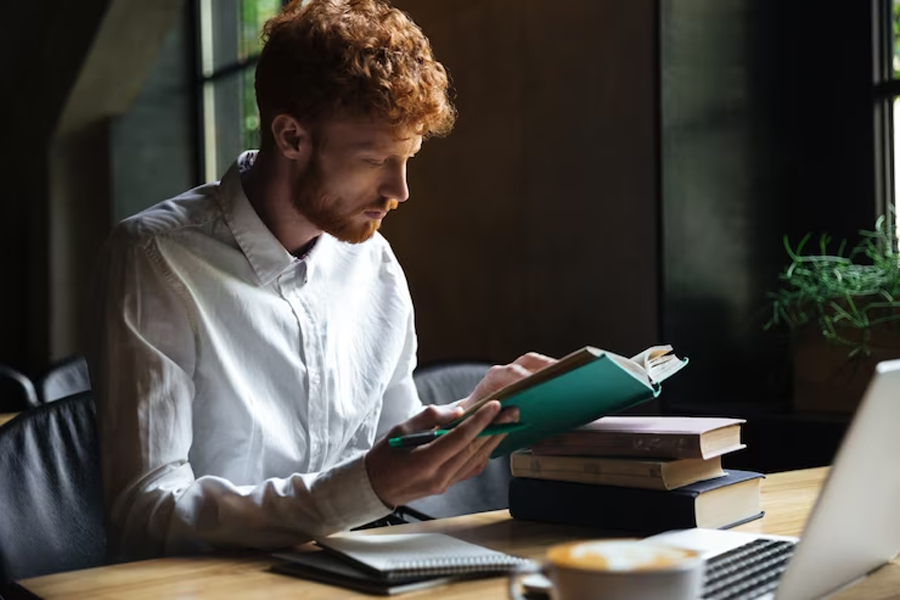 Парень читает книгу