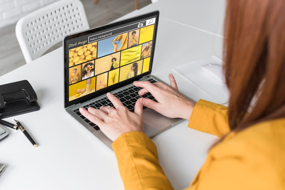 Девушка ищет изображения на компьютере